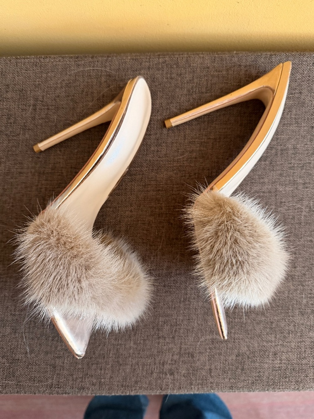 fab gold furry slides! women's 14/mens 12